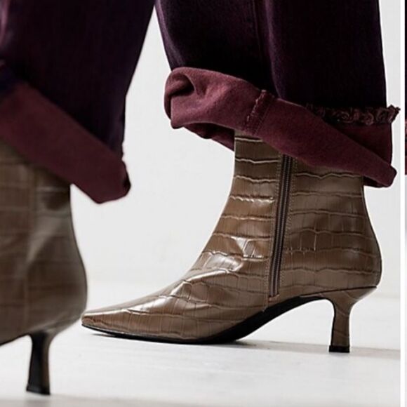 Intentionally Blank Main Character Bootie NEW! - Picture 2 of 9